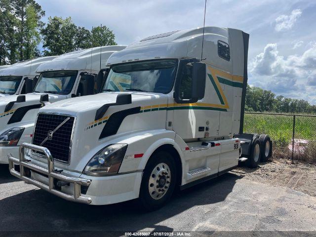  Salvage Volvo Vn