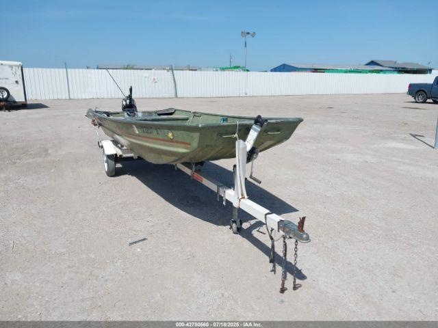  Salvage Alumacraft Boat