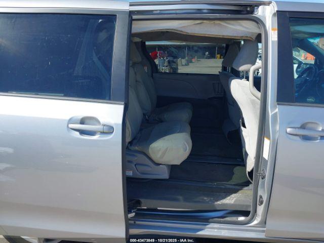 Toyota Sienna Le 8 Passenger Image 7