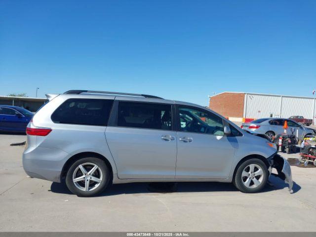Toyota Sienna Le 8 Passenger Image 11