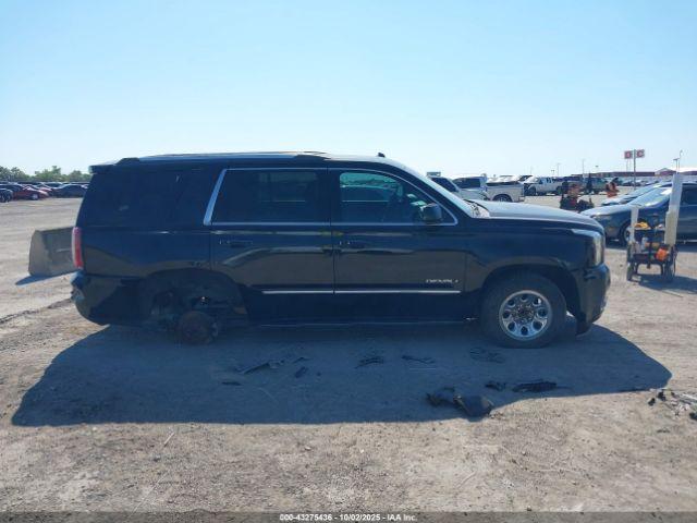 GMC Yukon Denali Image 6