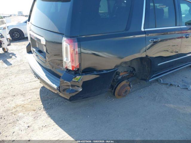 GMC Yukon Denali Image 11