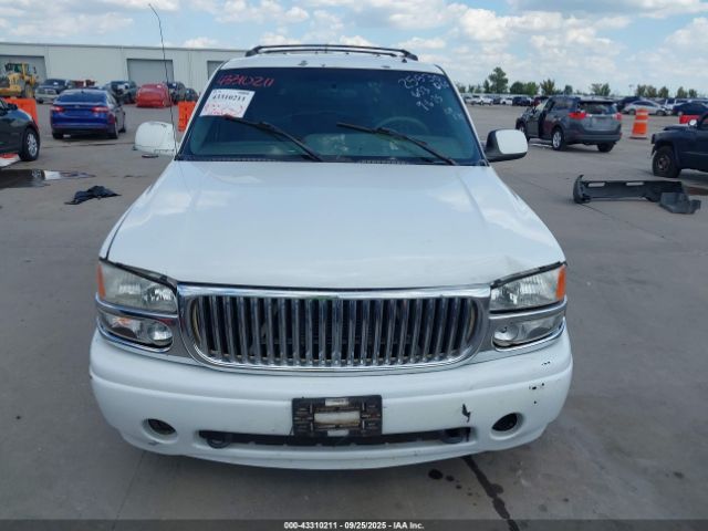 GMC Yukon Denali Image 9