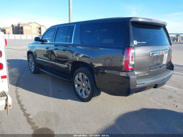 GMC Yukon Denali Image 9