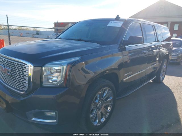 GMC Yukon Denali Image 12