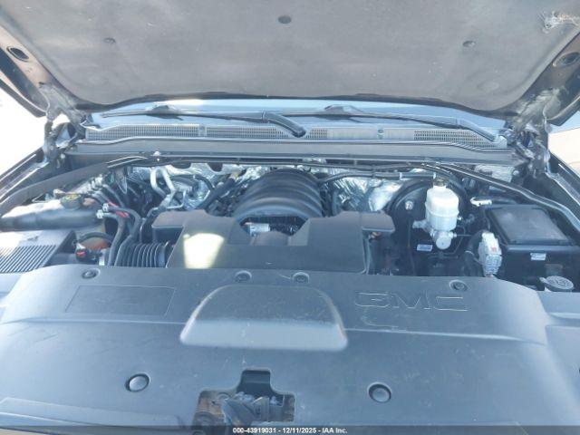 GMC Yukon Denali Image 14