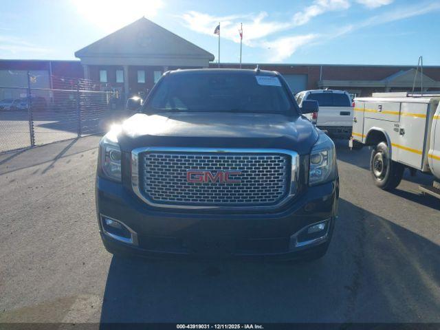 GMC Yukon Denali Image 15