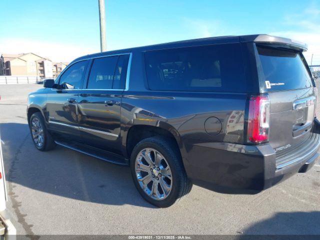 GMC Yukon Denali Image 17