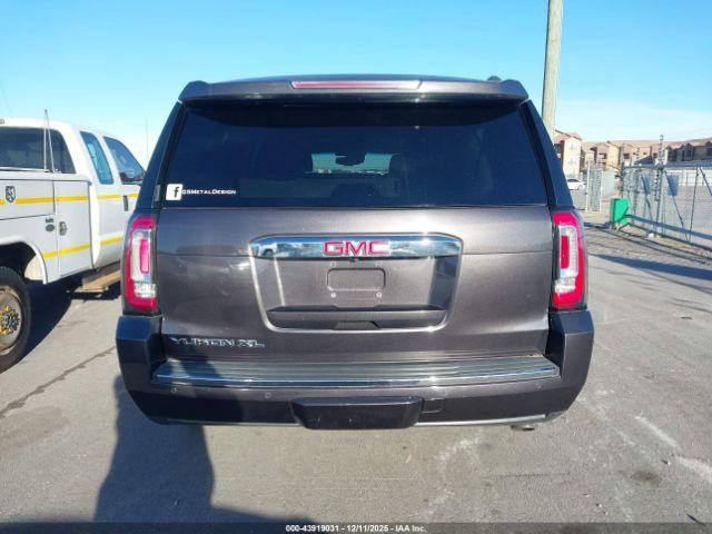 GMC Yukon Denali Image 3