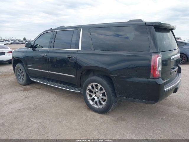 GMC Yukon Denali Image 6