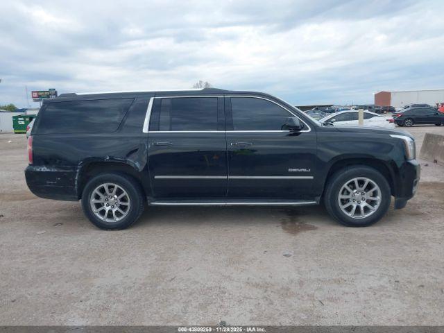 GMC Yukon Denali Image 16