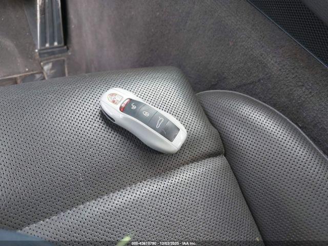 Porsche Panamera 4 Image 9