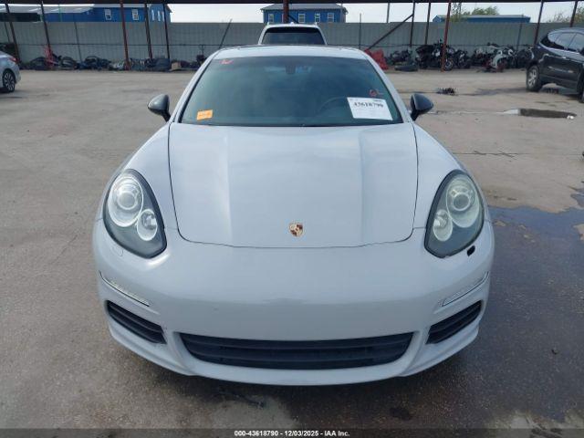 Porsche Panamera 4 Image 2