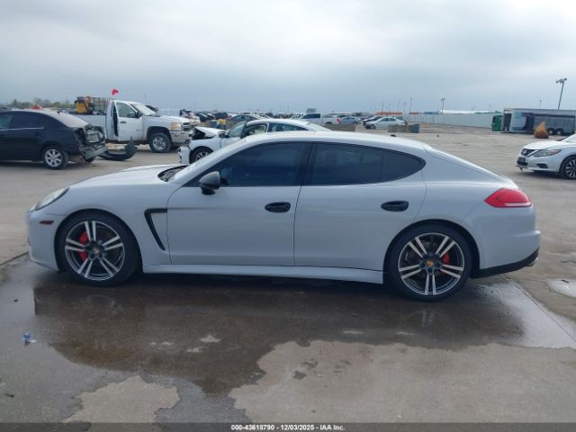 Porsche Panamera 4 Image 5