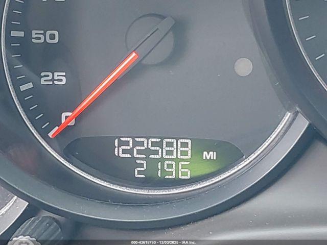 Porsche Panamera 4 Image 8