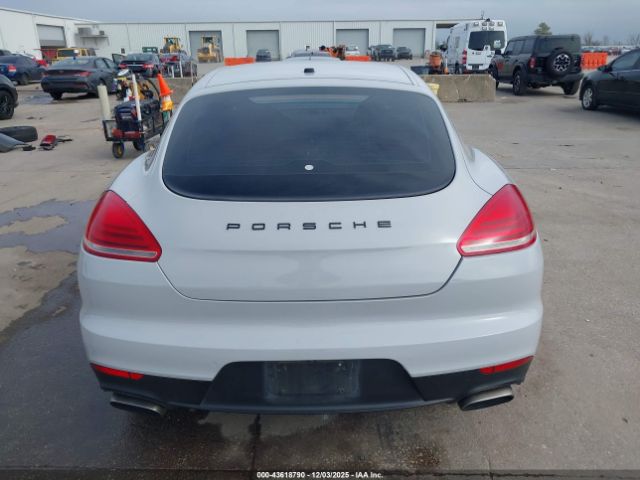 Porsche Panamera 4 Image 10