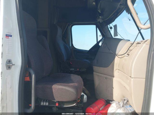 Freightliner Cascadia 125 Image 9