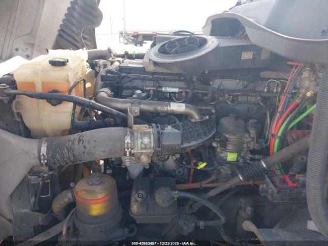 Freightliner Cascadia 125 Image 6