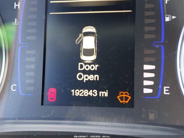 Chrysler 200 Limited Image 9