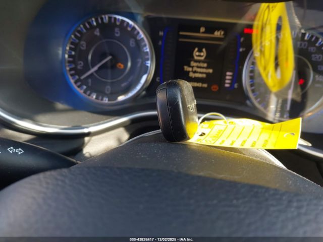 Chrysler 200 Limited Image 2