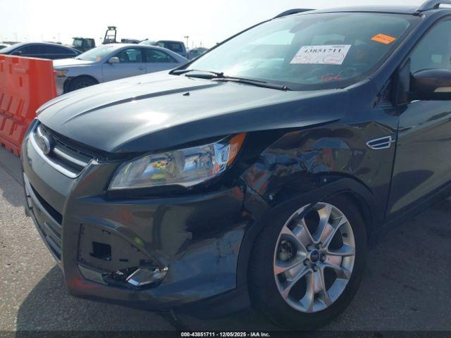 Ford Escape Titanium Image 2