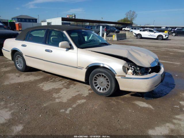  Salvage Lincoln Towncar