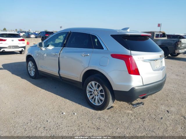 Cadillac XT5 Standard Image 2