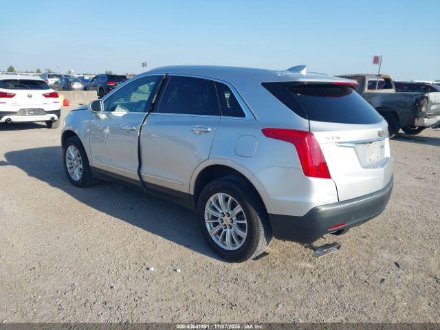 Cadillac XT5 Standard Image 2