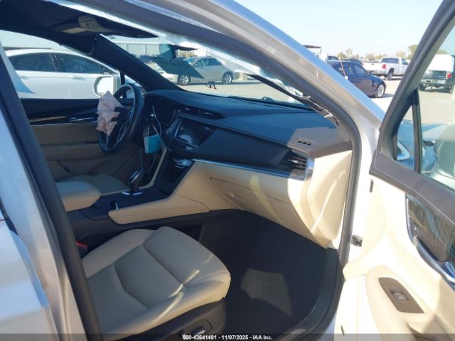 Cadillac XT5 Standard Image 9