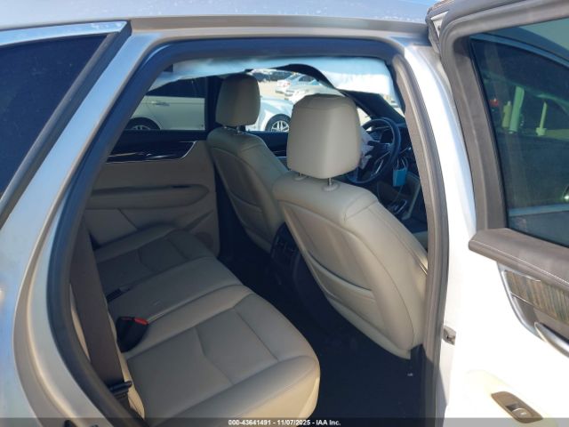 Cadillac XT5 Standard Image 6