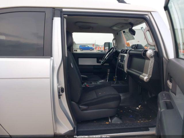 Toyota FJ Cruiser Image 8