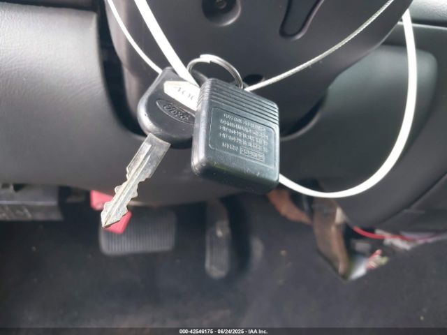 Ford Crown Victoria Standard Image 16