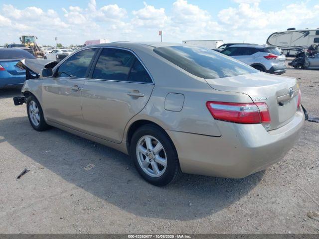 Toyota Camry Le Image 4