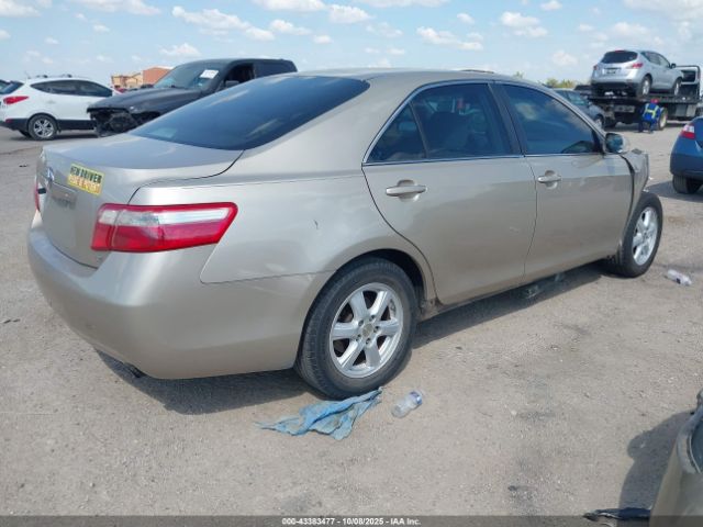 Toyota Camry Le Image 3