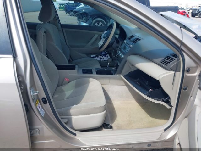 Toyota Camry Le Image 5