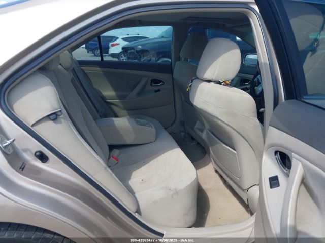 Toyota Camry Le Image 7