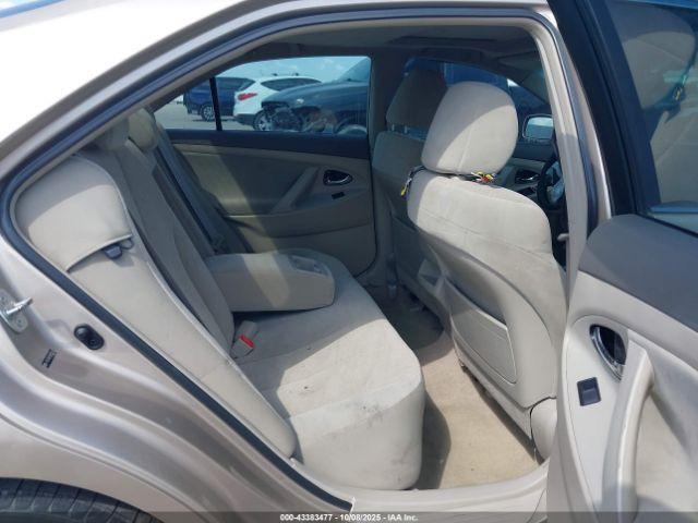 Toyota Camry Le Image 7