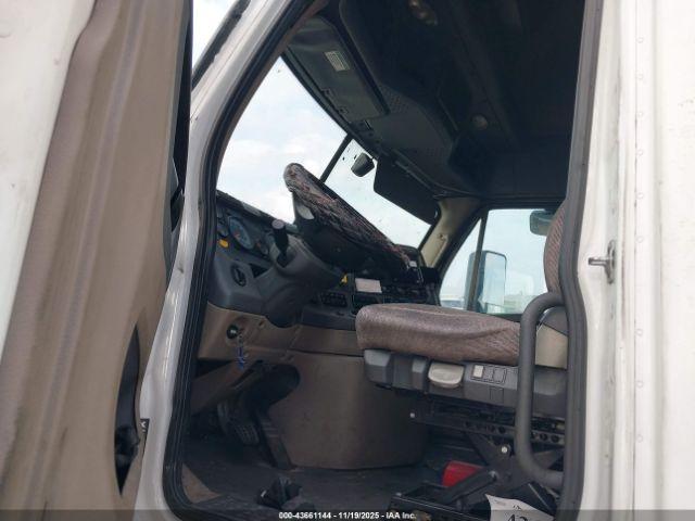 Freightliner Cascadia 125 Image 17