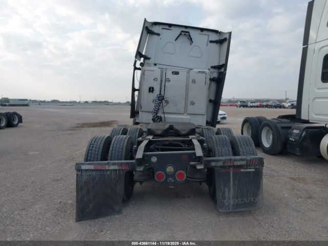 Freightliner Cascadia 125 Image 14