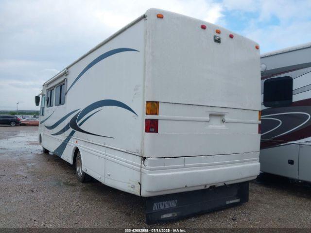 Ford F-550 Super Duty Stripped Chass Image 15