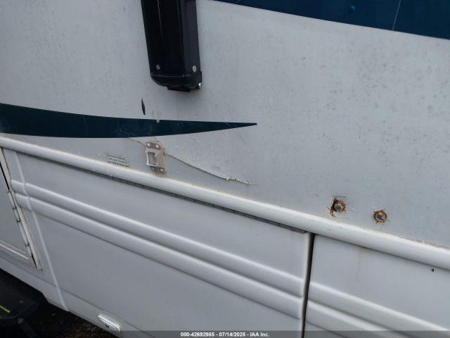 Ford F-550 Super Duty Stripped Chass Image 2