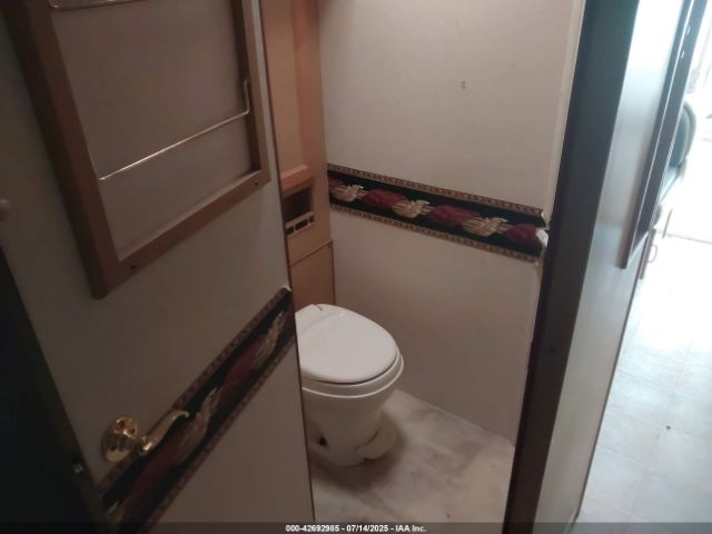 Ford F-550 Super Duty Stripped Chass Image 19