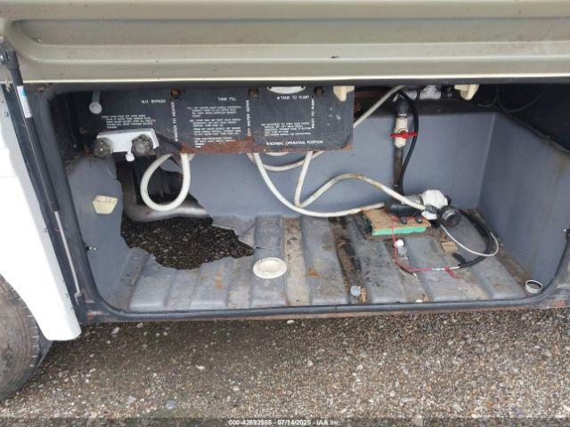 Ford F-550 Super Duty Stripped Chass Image 9